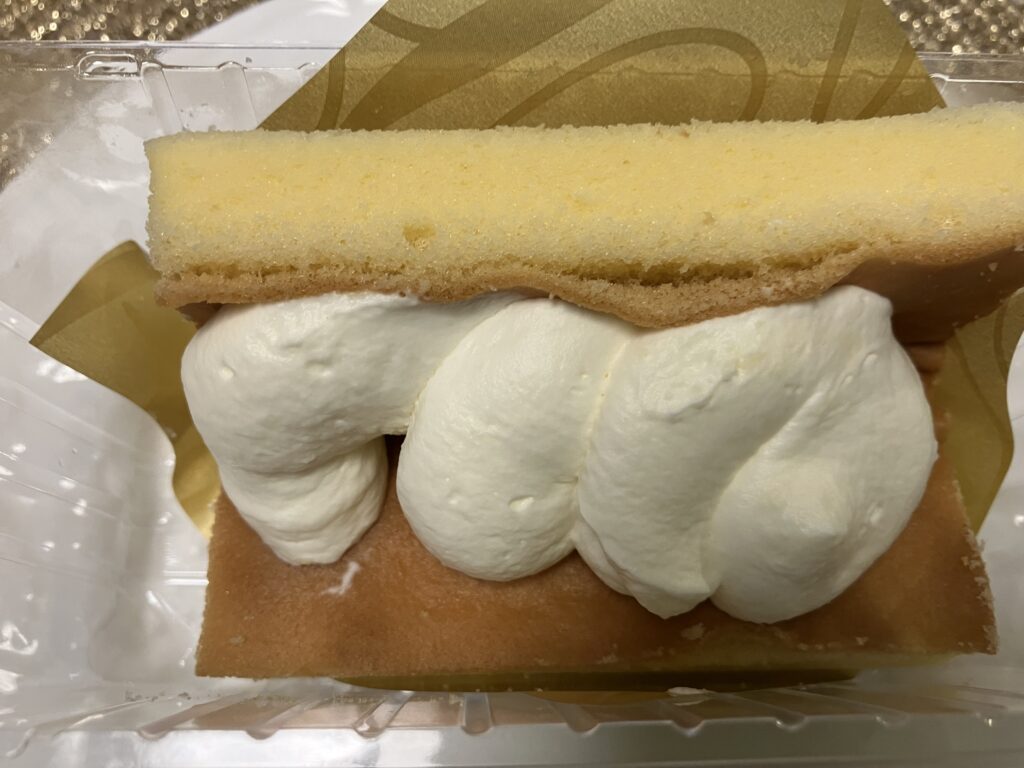 ワンハンドなプレミアムロールケーキクリームが生地に包まれて