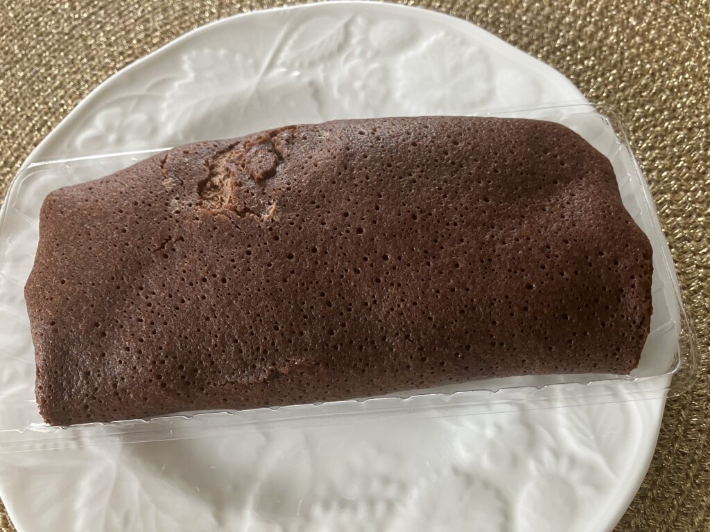 ローソンくちどけショコラクレープ袋から出す