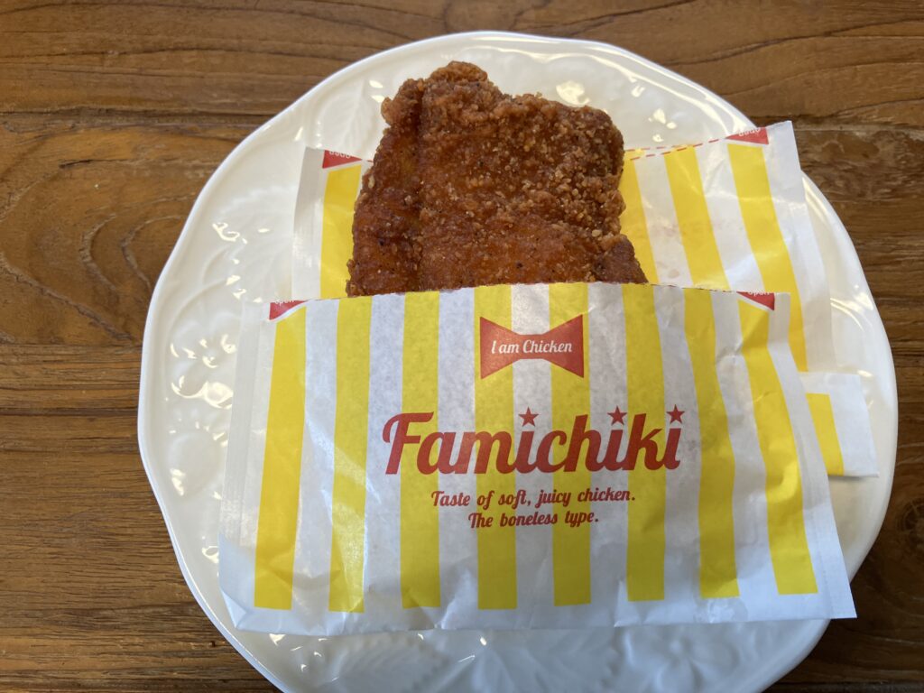 ファミマファミチキレッド辛さがクセに