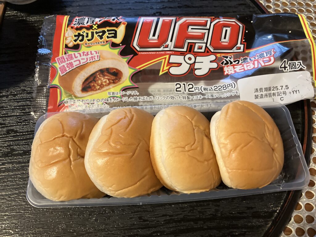 U.F.O.プチぶっ濃い濃厚焼きそばパンが4個入りです。