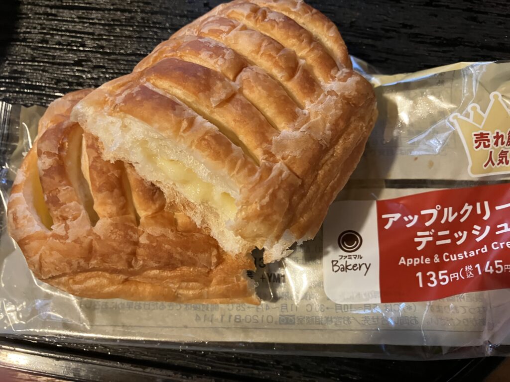 ファミマアップルクリームデニッシュクリームが