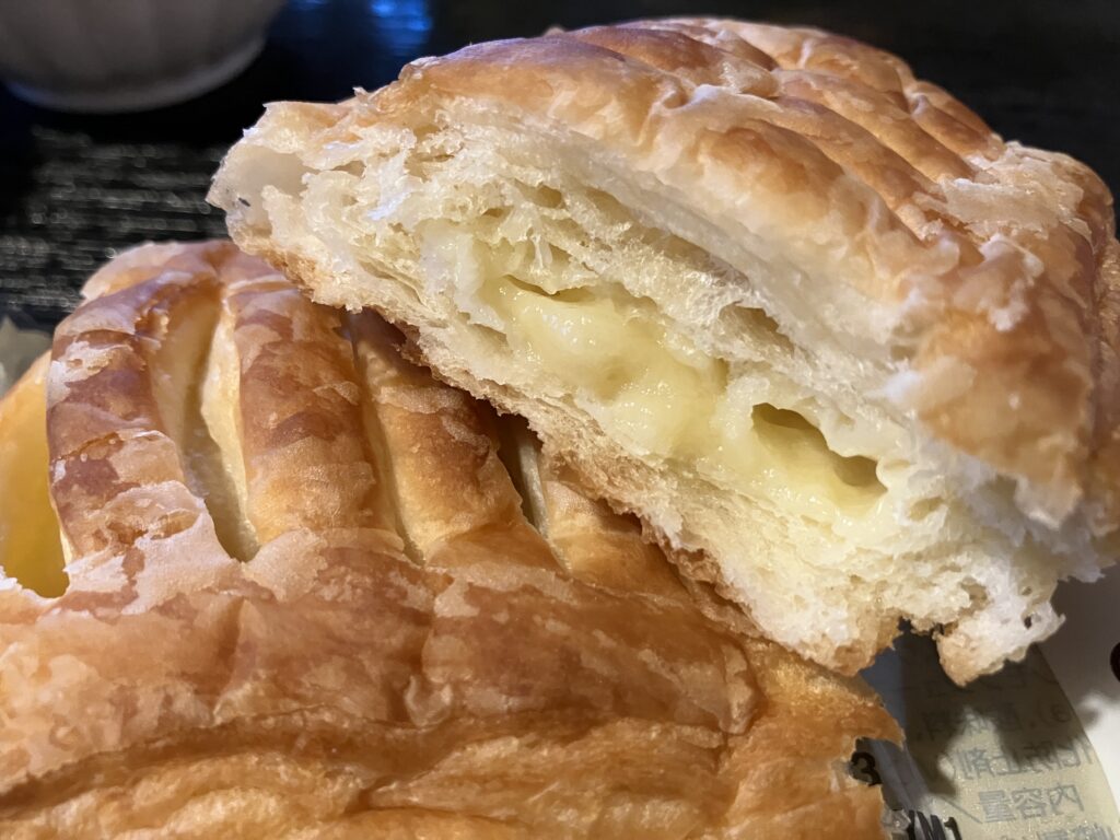 アップルクリームデニッシュとろりクリームが
