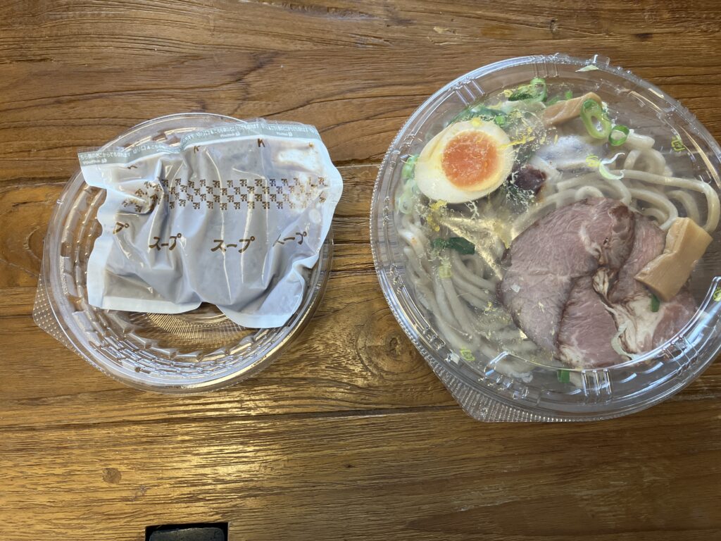 とみ田監修 濃厚豚骨魚介冷しつけ麺とスープ
