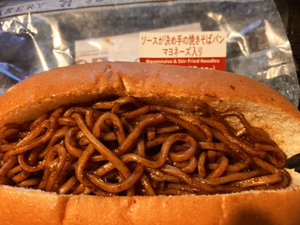 ソースがきめて焼きそばパン