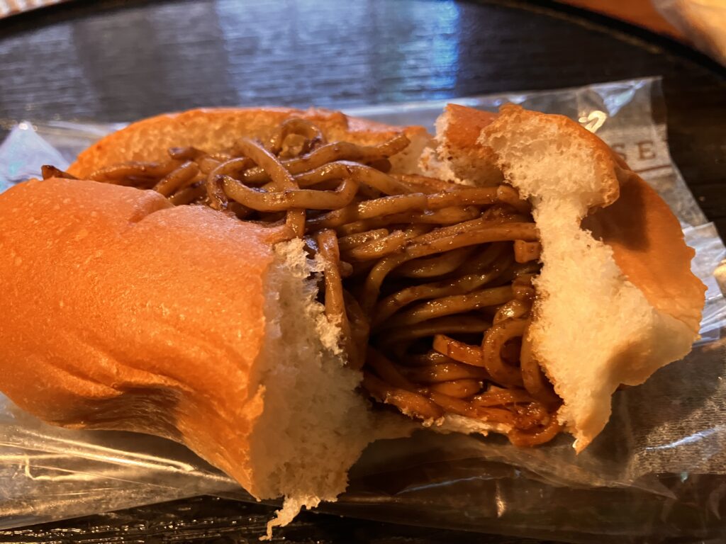 ソースが決め手の焼きそばパン実食