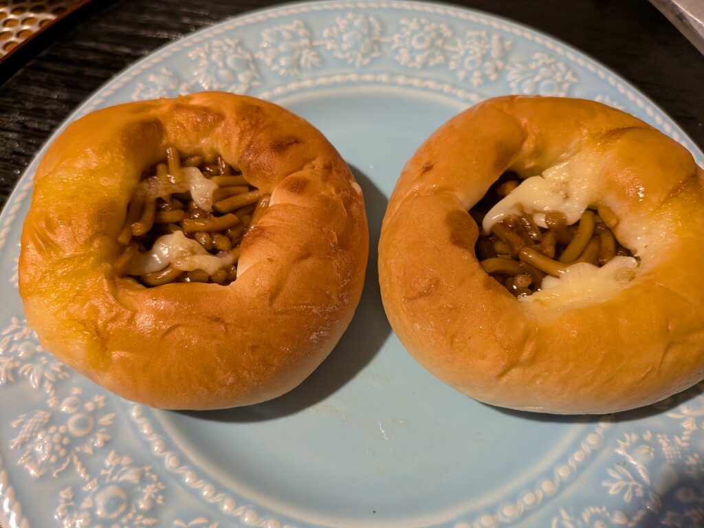 ローソのパン焼きそばパン開けてみた