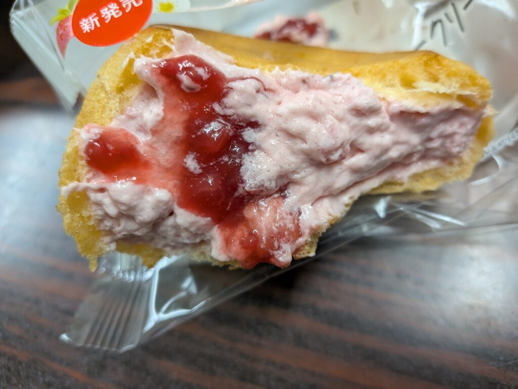 セヴンイレブンスィーツいちごのダブルシュークリーム半分に割ってみた