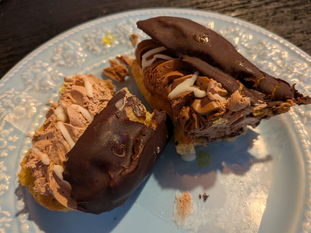 セブンイレブンスィーツクワトロチョコエクレアふたつに割ってみた