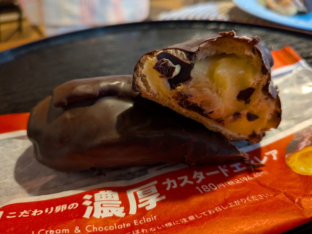 セブンイレブンスィーツ濃厚カスタードエクレアふたつに割ってみた