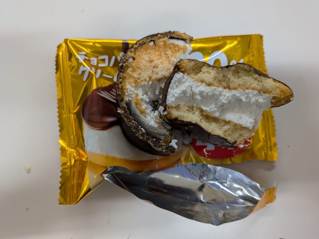 セブンイレブンスィーツ生チョコパイふたつに割って