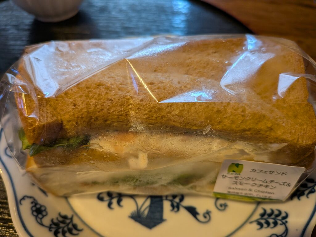 New Daysカフェサンドサーモンクリームチーズ&スモークチキン