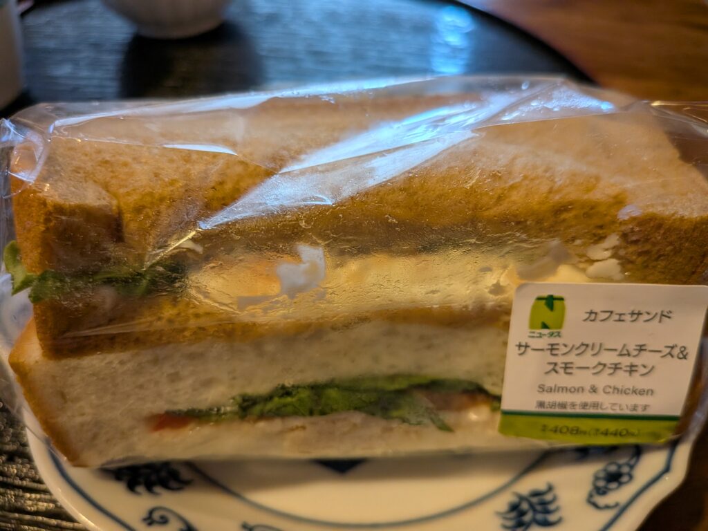 New Daysカフェサンドサーモンクリームチーズ&スモークチキン