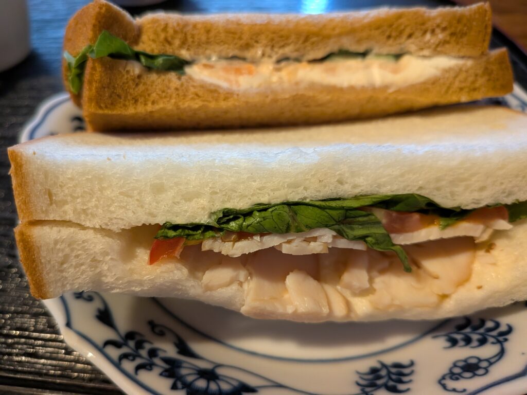 カフェサンドサーモンクリームチーズ&スモークチキン具材たっぷり