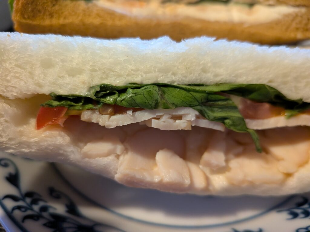 カフェサンドサーモンクリームチーズ&スモークチキン断面